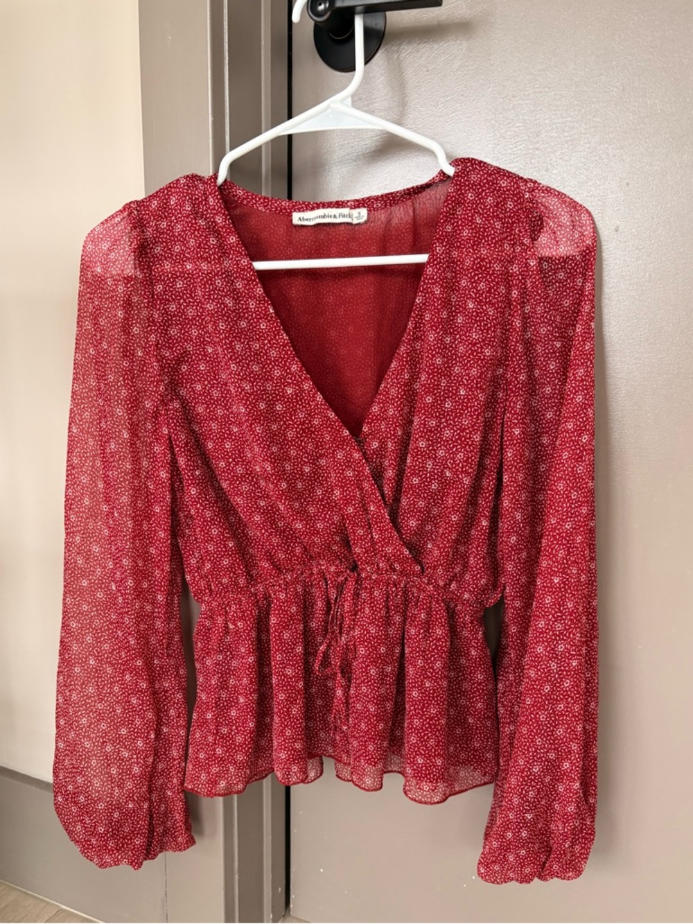 Abercrombie & Fitch red/dark pink &white floral long sleeve peplum blouse Size S
